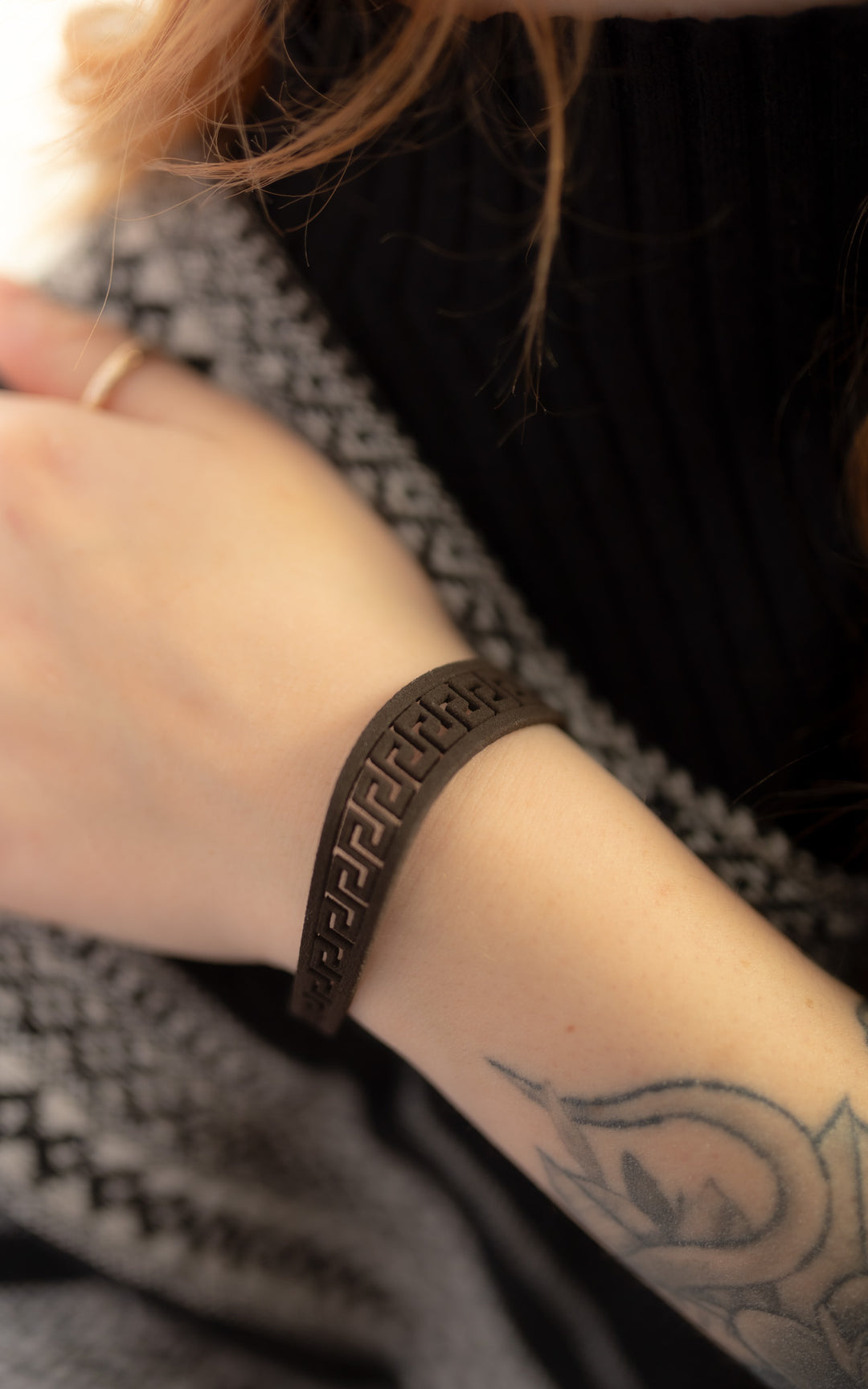 Jeune femme portant un bracelet noir  Meandros