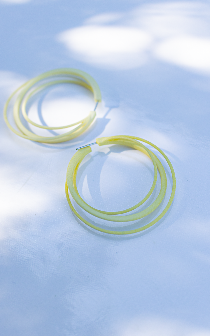 Anneaux d'oreilles triple cerceau 5,5 cm – bijou léger couleur butter yellow – Vox & Oz