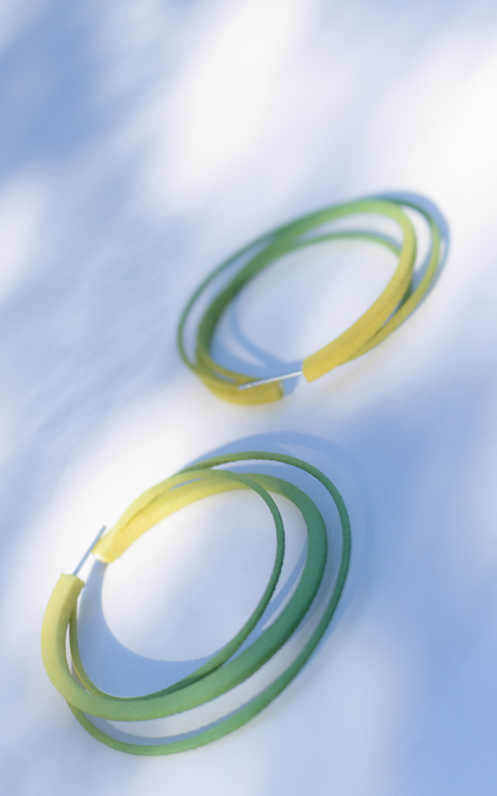 Anneaux d'oreilles triple cerceau 5,5 cm – bijou léger couleur degrade de vert – Vox & Oz