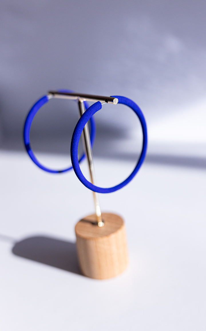 Boucles d’oreilles ultralégères faites au Québec – modèle Atlas bleu électrique