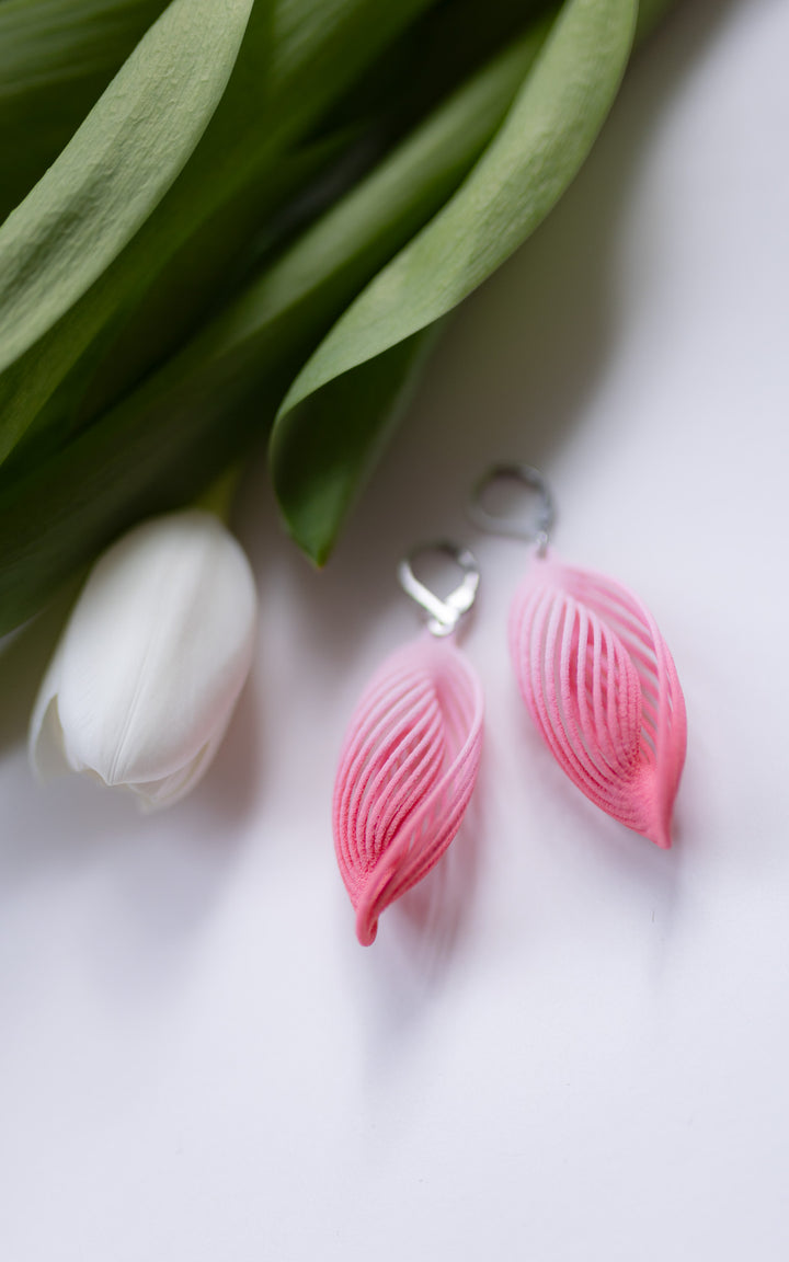 Boucles d'oreilles aux formes allongées et aux volume arrondi, belles teinte rose très pales dégradés vers un rose plus foncé. Bijoux Ultralégers qui une fois portée à l'oreille ne déforment aucunement le lobe.  Modèle se nomme ASTRAL de la collection Vox & Oz.