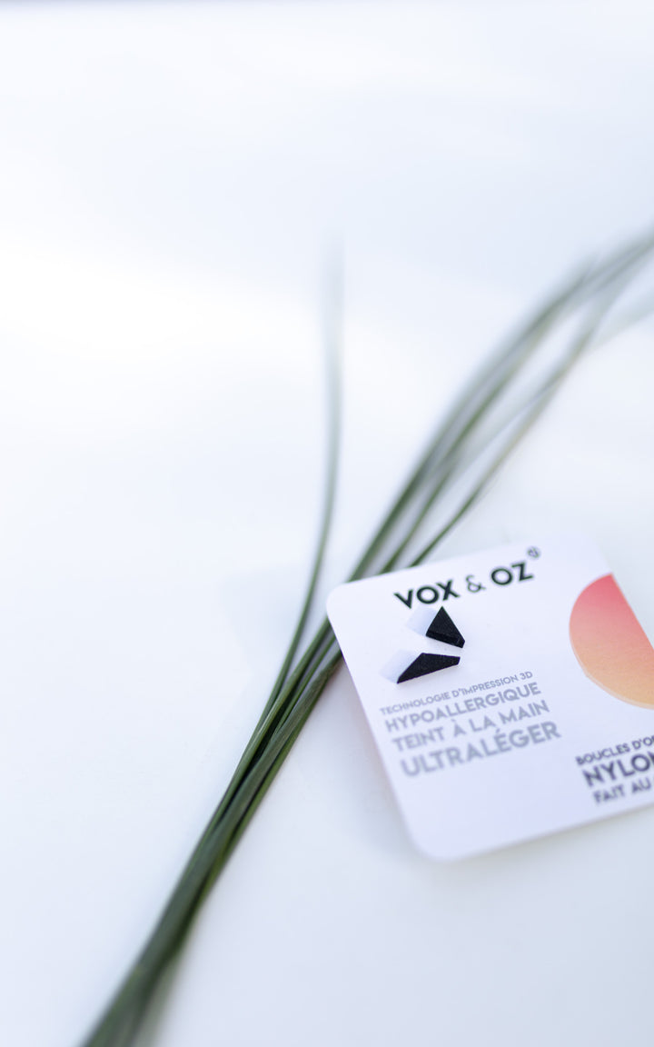 DELTA – Puce triangulaire asymétrique en nylon recyclé