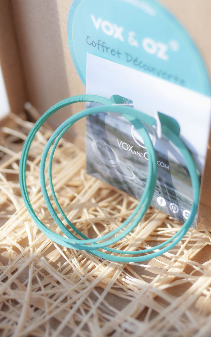 Larges anneaux d'oreilles  truquoise dans un coffret sur paille. Emballaage cadeau,