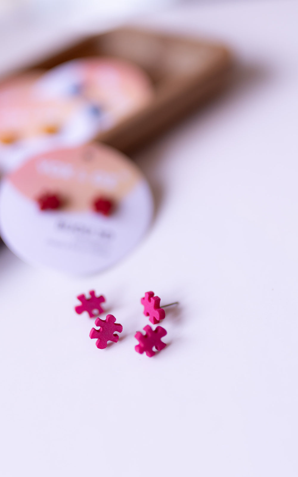 Une casse-tete de couleur Rose Barbie. Une boucles d'oreille qui fera la joie des amateurs de Casse-tête et de Barbie