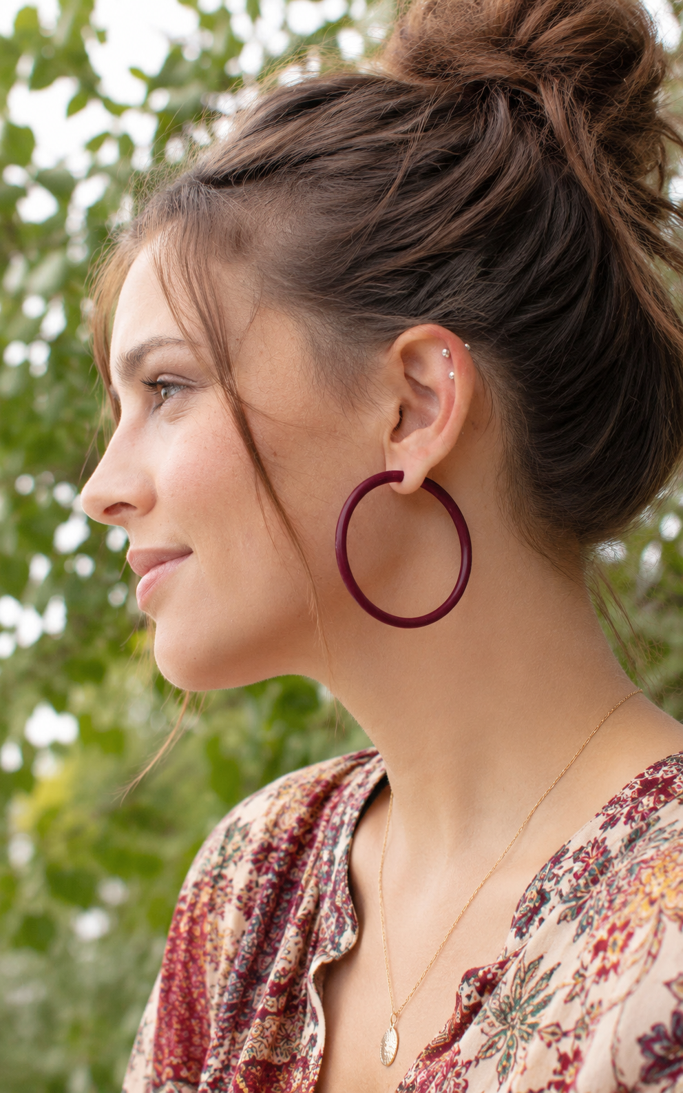 Jeune femme et anneaux d&