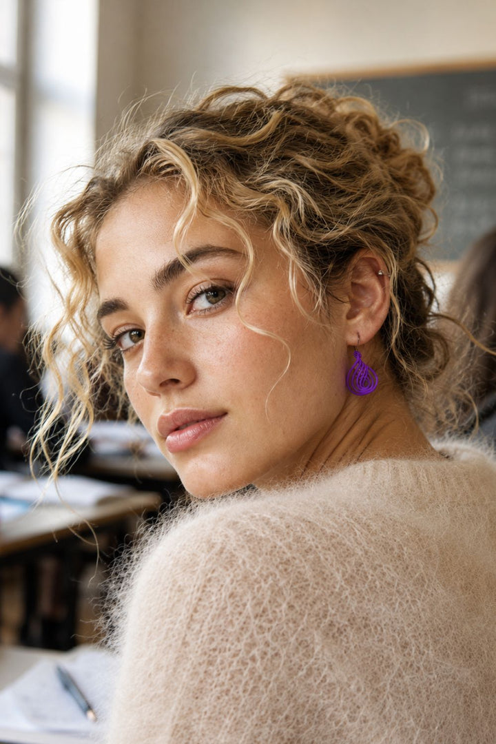 Nebula-mauve-voxandoz-jeune femme blonde et frisée en classe
