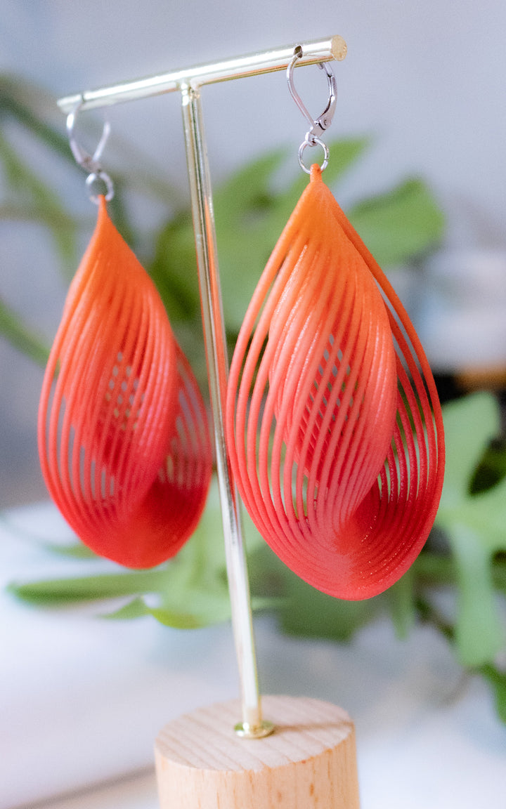 Boucles d’oreilles OASIS corail dégradé ultralégères en nylon recyclé imprimé 3D présentées dans une ambiance végétale signées Vox &amp; Oz