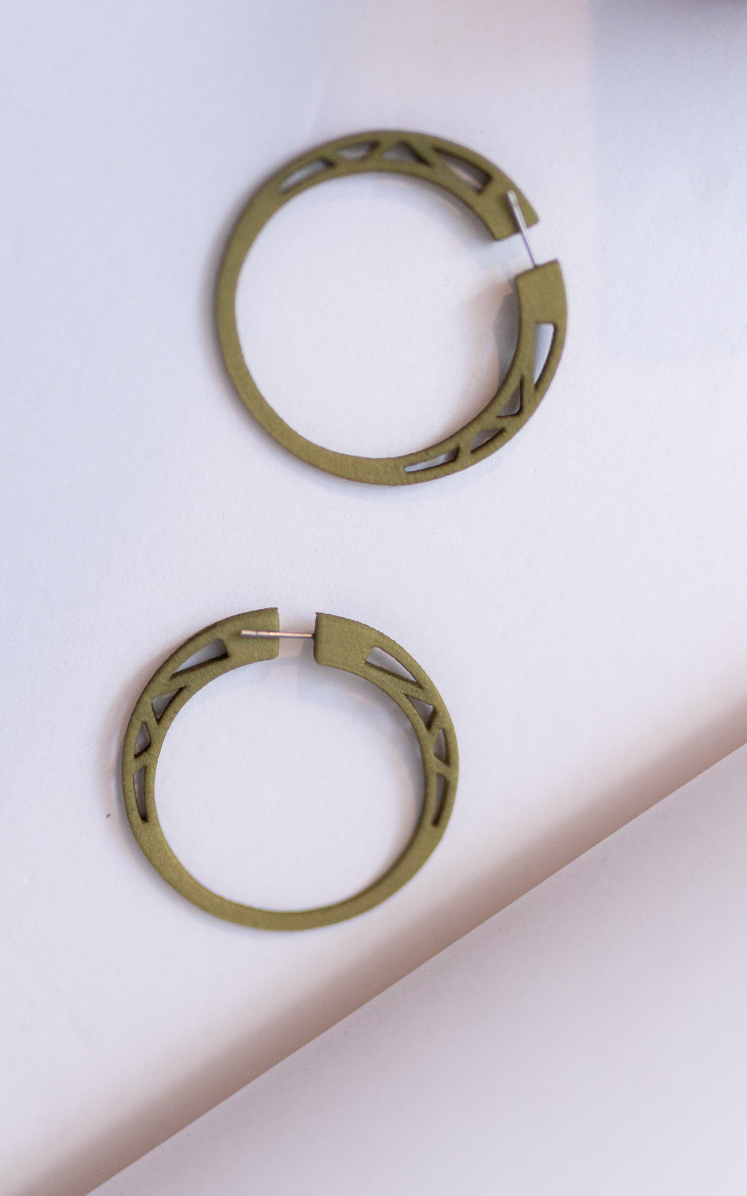 Anneaux d’oreilles COSMOS — Design architectural minimaliste en nylon recyclé