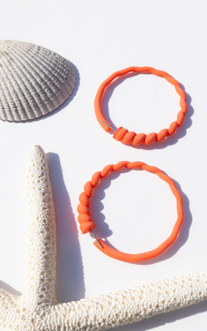 Ces anneaux d'oreilles sont souvent proposés dans une variété de couleurs vives et éclatantes. Vous pouvez choisir parmi une large gamme de teintes, des tons pastel doux aux couleurs vives et vives, pour correspondre à votre style et à votre personnalité.