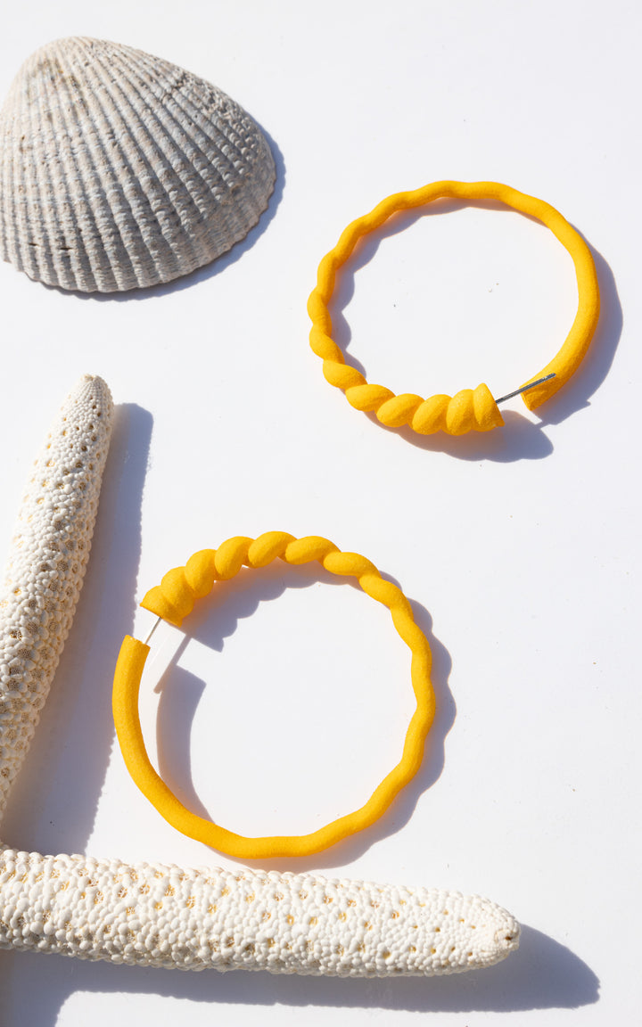 Si vous souhaitez adapter votre style en fonction de l'ambiance des vacances, voici quelques idées :  Couleurs vives et estivales : Optez pour des vêtements aux couleurs vives et joyeuses qui évoquent l'atmosphère ensoleillée des vacances. Pensez aux tons pastel, aux teintes tropicales et aux couleurs vives comme le jaune, le rose, le bleu turquoise ou le corail.