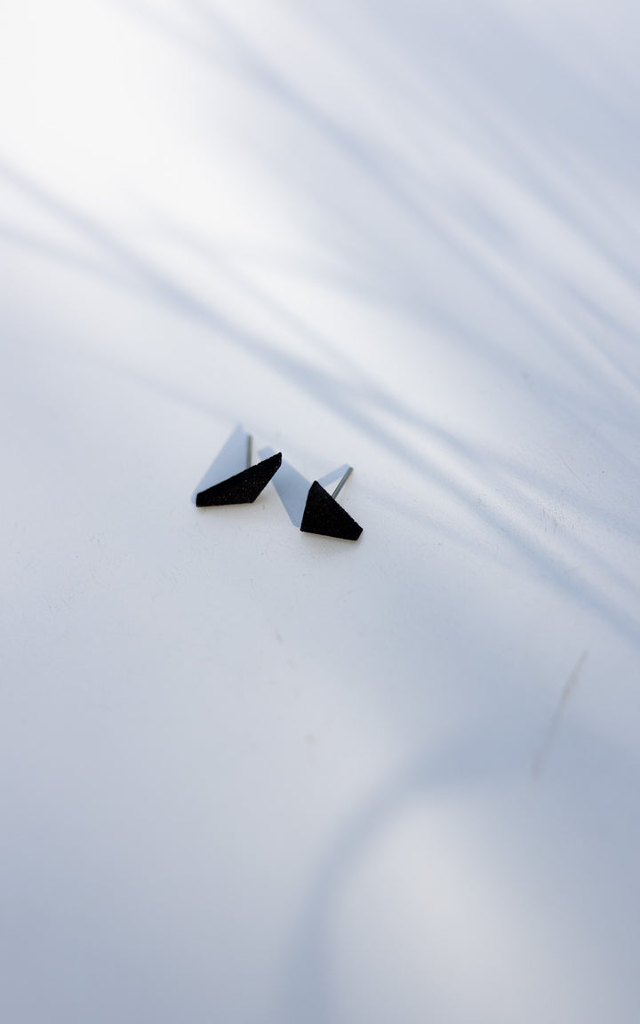 DELTA – Asymmetrical triangular chip made from recycled nylon