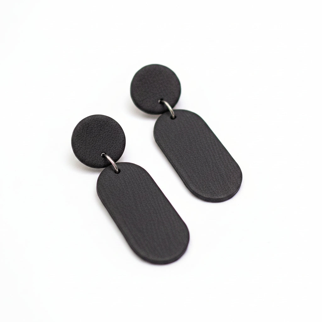 Boucles d’oreilles ultralégères noires en nylon recyclé imprimé 3D, finition mate et design minimaliste texturé, Vox &amp; Oz