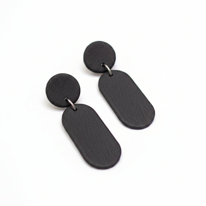 Boucles d’oreilles ultralégères noires en nylon recyclé imprimé 3D, finition mate et design minimaliste texturé, Vox &amp; Oz