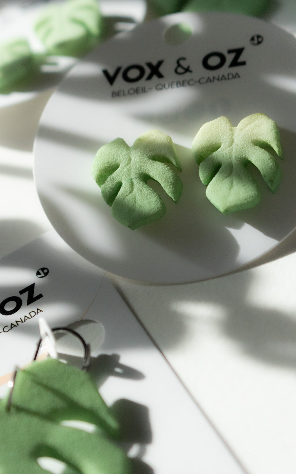 Vue de face des puces d’oreilles en forme de feuille de Monstera, modèle MAUI. Leur design épuré met en valeur les nervures stylisées de la feuille, symbole de fraîcheur et de style botanique.
Chaque boucle est imprimée en 3D à partir de nylon recyclé, puis teintée à la main dans une douce teinte de vert végétal. Un bijou minimaliste, ultraléger et fait au Québec, parfait pour un look naturel et contemporain.