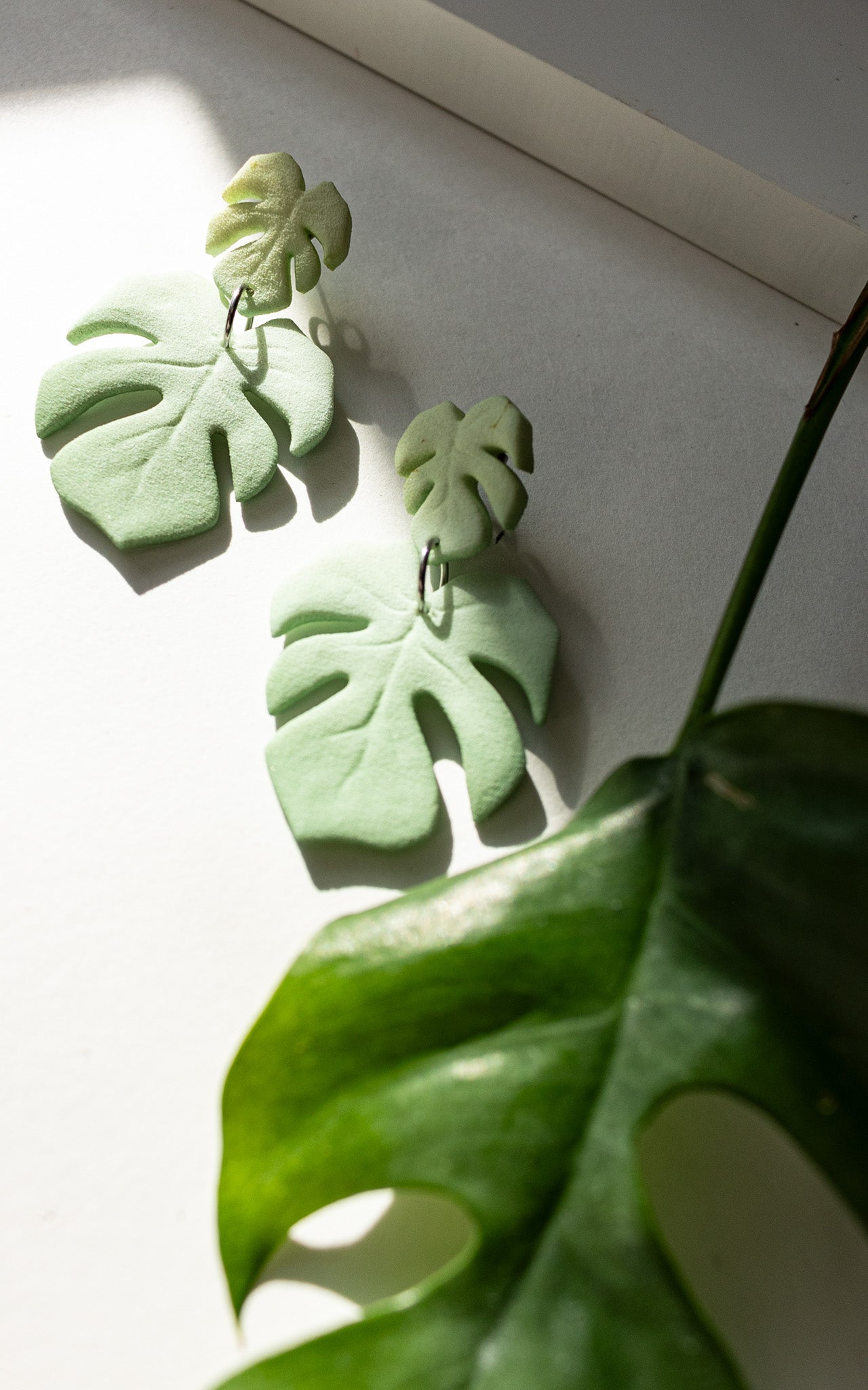 MAUI – Monstera Hanging Earrings