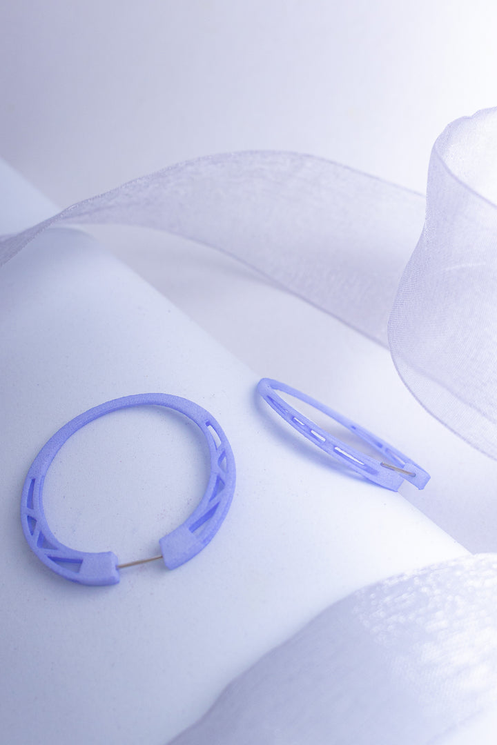 Anneaux d’oreilles COSMOS — Design architectural minimaliste en nylon recyclé