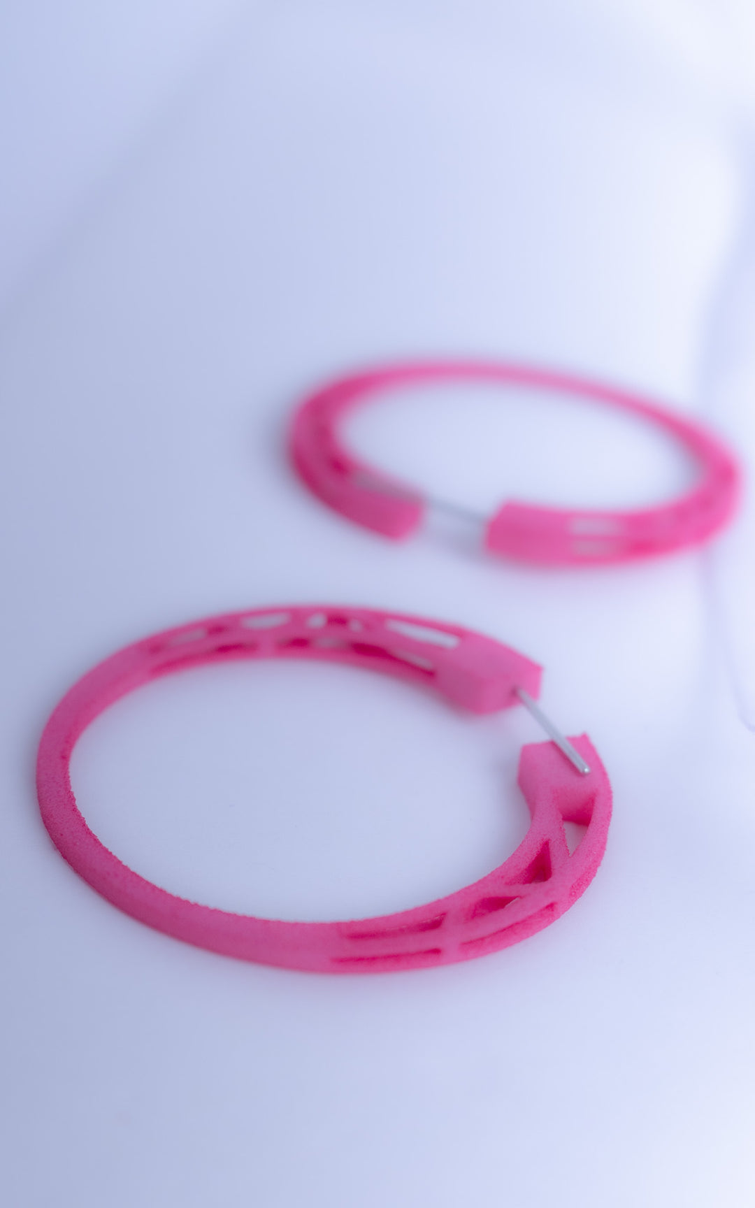 Anneaux d’oreilles COSMOS — Design architectural minimaliste en nylon recyclé