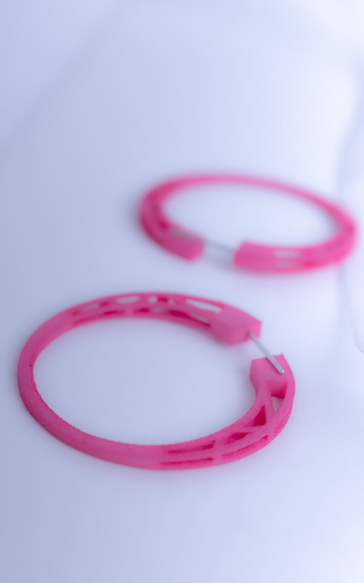 Anneaux d’oreilles COSMOS — Design architectural minimaliste en nylon recyclé