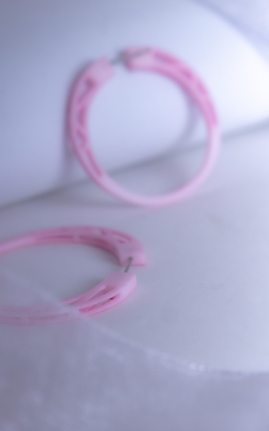 Anneaux d’oreilles COSMOS — Design architectural minimaliste en nylon recyclé