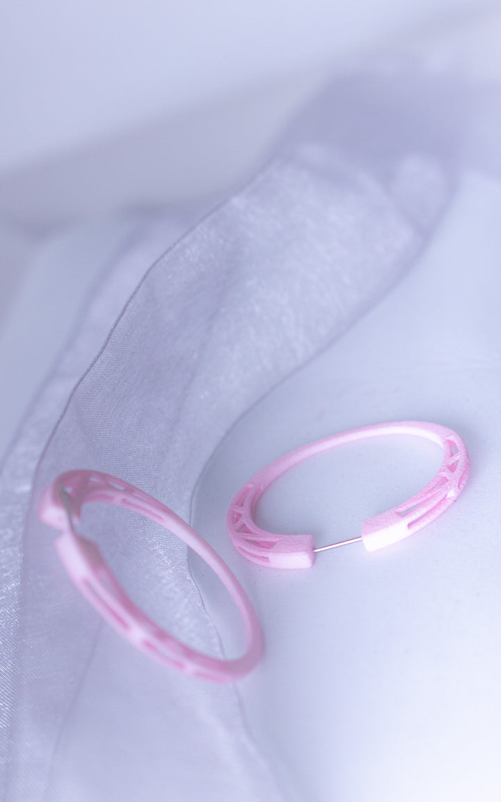 Anneaux d’oreilles COSMOS — Design architectural minimaliste en nylon recyclé