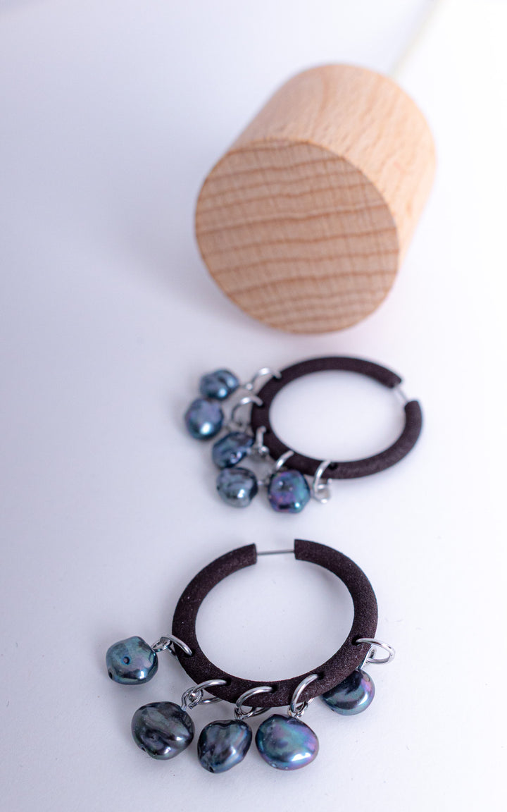 Boucles d’oreilles créoles ultralégères en nylon recyclé brun avec perles baroques aux reflets aubergine, design contemporain fait au Québec par Vox &amp; Oz