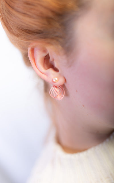 Les boucles d'oreilles NEBULA et perles d'eau douce