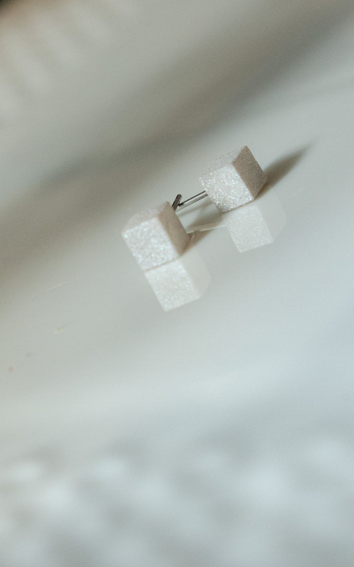 CUBIC – Puces d’oreilles cube en nylon recyclé | Minimalisme 3D