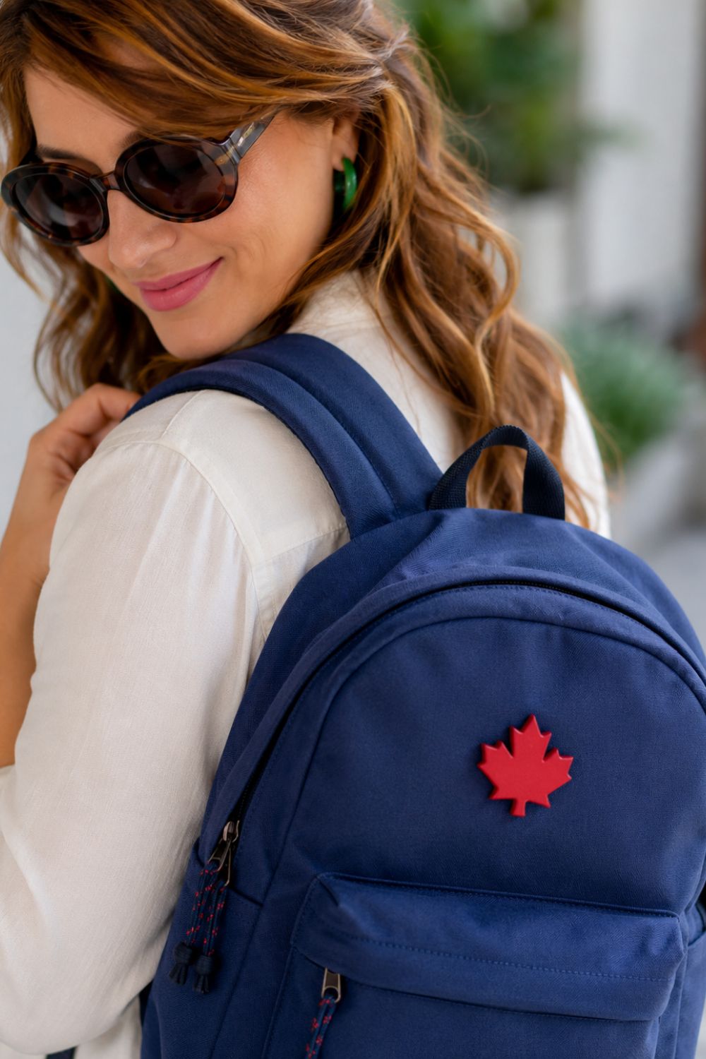 Épinglette Feuille d'Érable Canada blanche de Vox & Oz, présentation à plat sur fond blanc. porter sur sac a dos