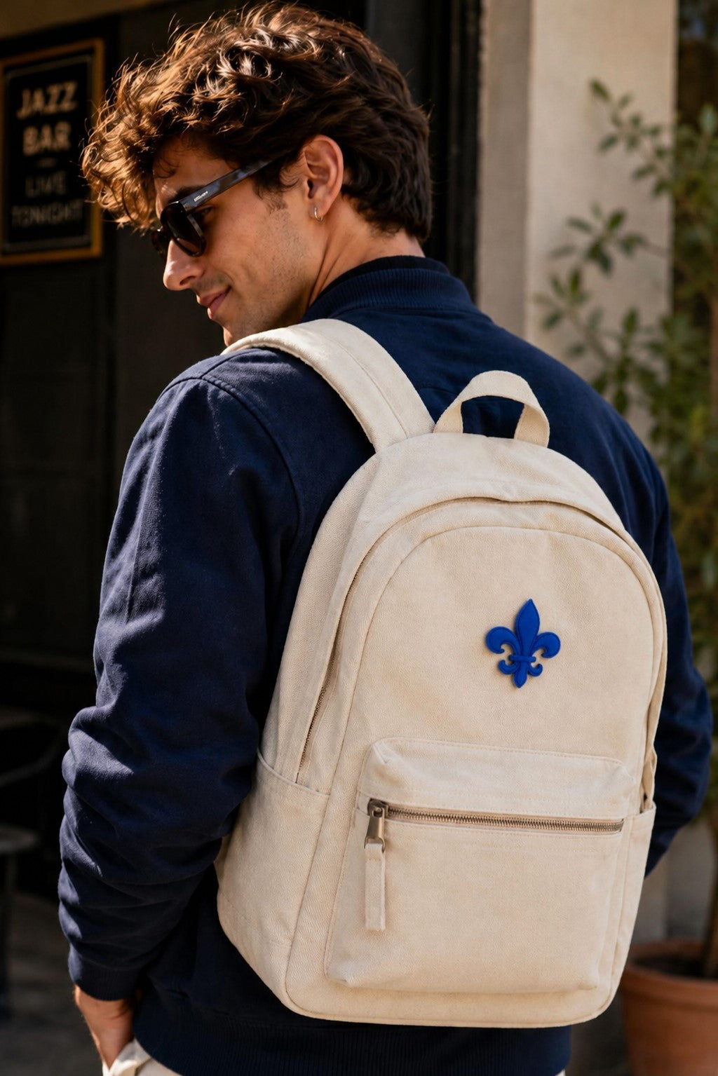  Épinglette Fleur de Lys bleue de Vox & Oz portée sur un sac à dos, accessoire québécois léger en nylon recyclé.