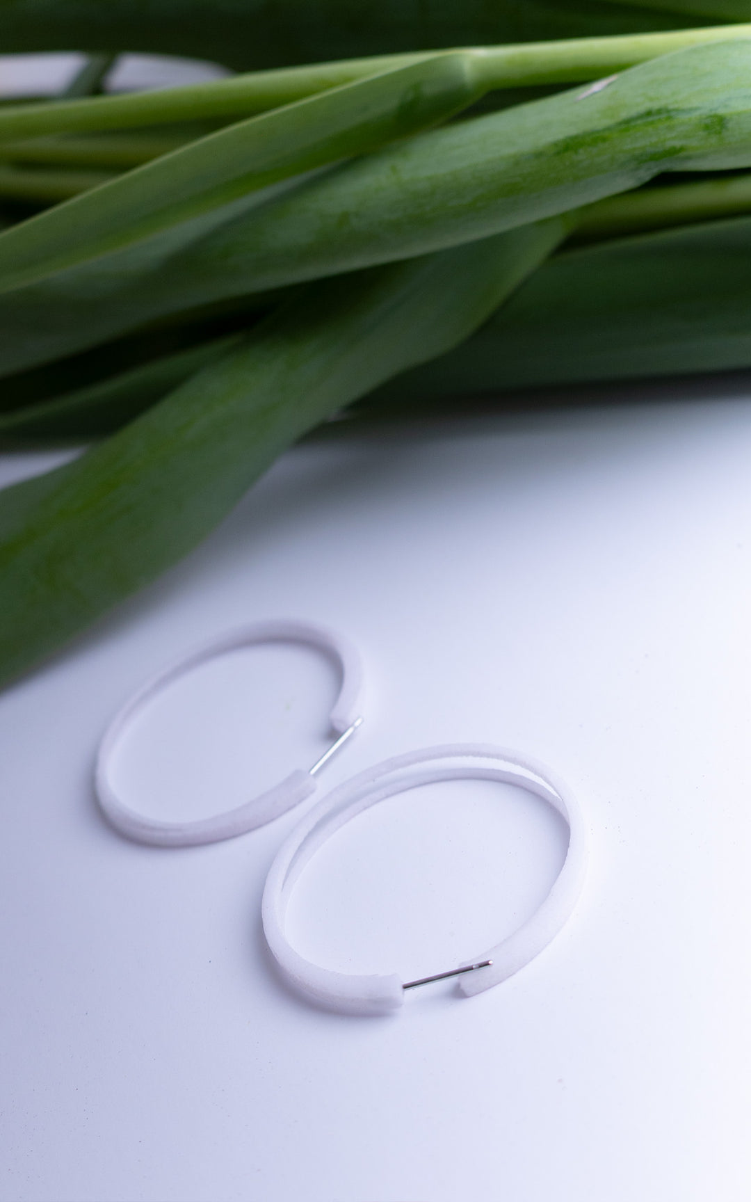 Anneaux d’oreilles SCOOP 4 cm blanc perle en nylon recyclé avec fermeture dormeuse ultralégère