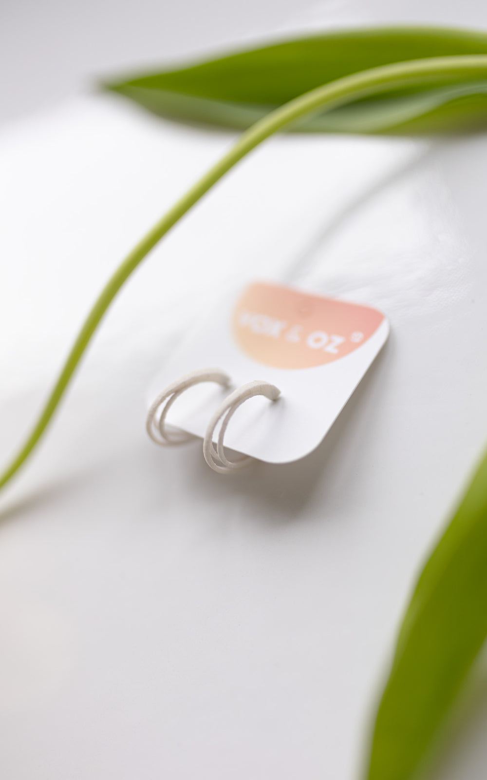Boucles d'oreilles GINGER blanc petites créoles ovales 3D, fabriquées au Québec — Vox & Oz