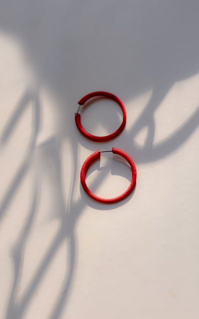 Anneaux d'oreilles rouges, Bijoux 3d petits anneaux rouges écarlates.