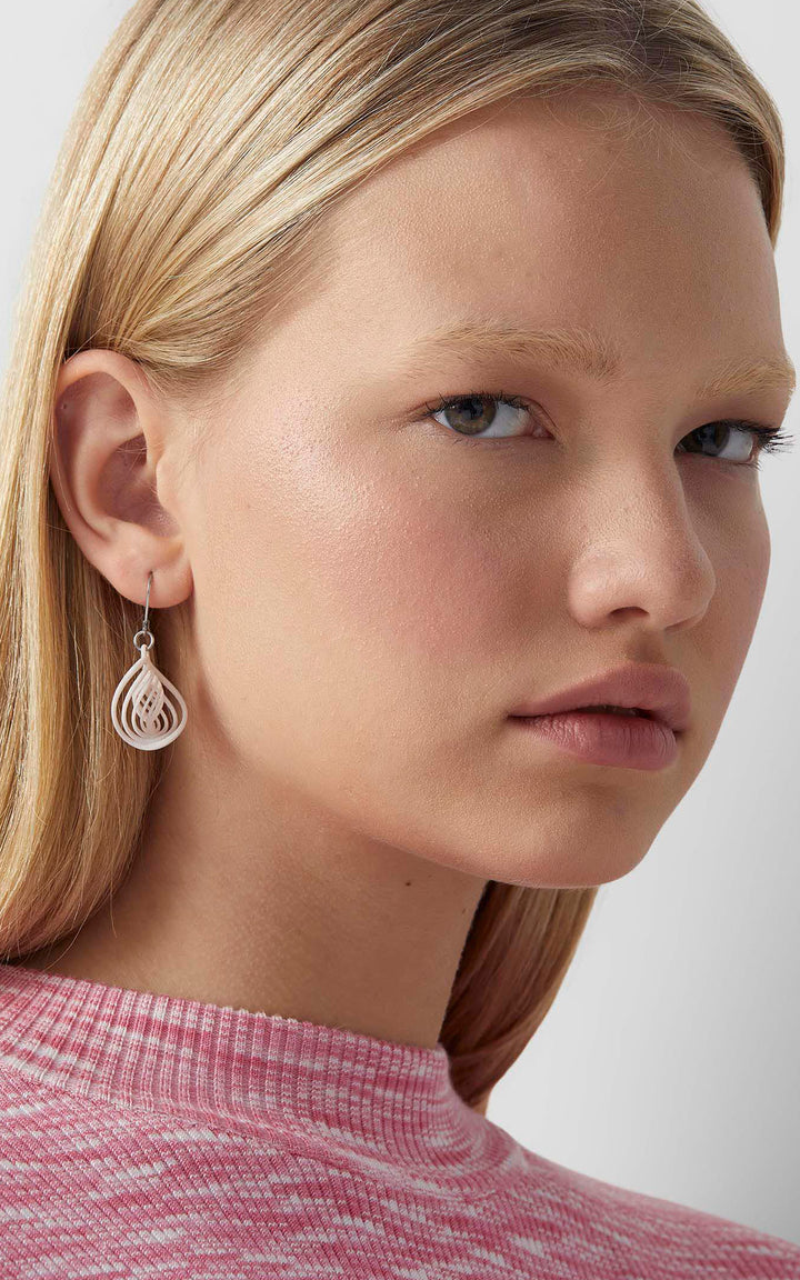 Les boucles d'oreilles NEBULA couleur ivoire blanc os