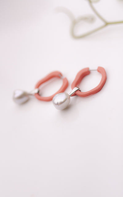 Petits anneaux ondulés et perles I Guava et grandes perles blanches