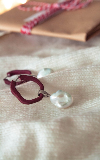 Petits anneaux vagués & grandes perles baroques blanches