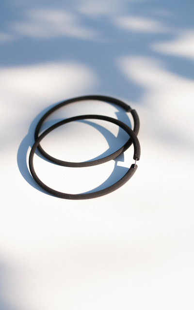 Les anneaux Atlas 8 cm. bijou impression 3D slsl.. Couleur noir.