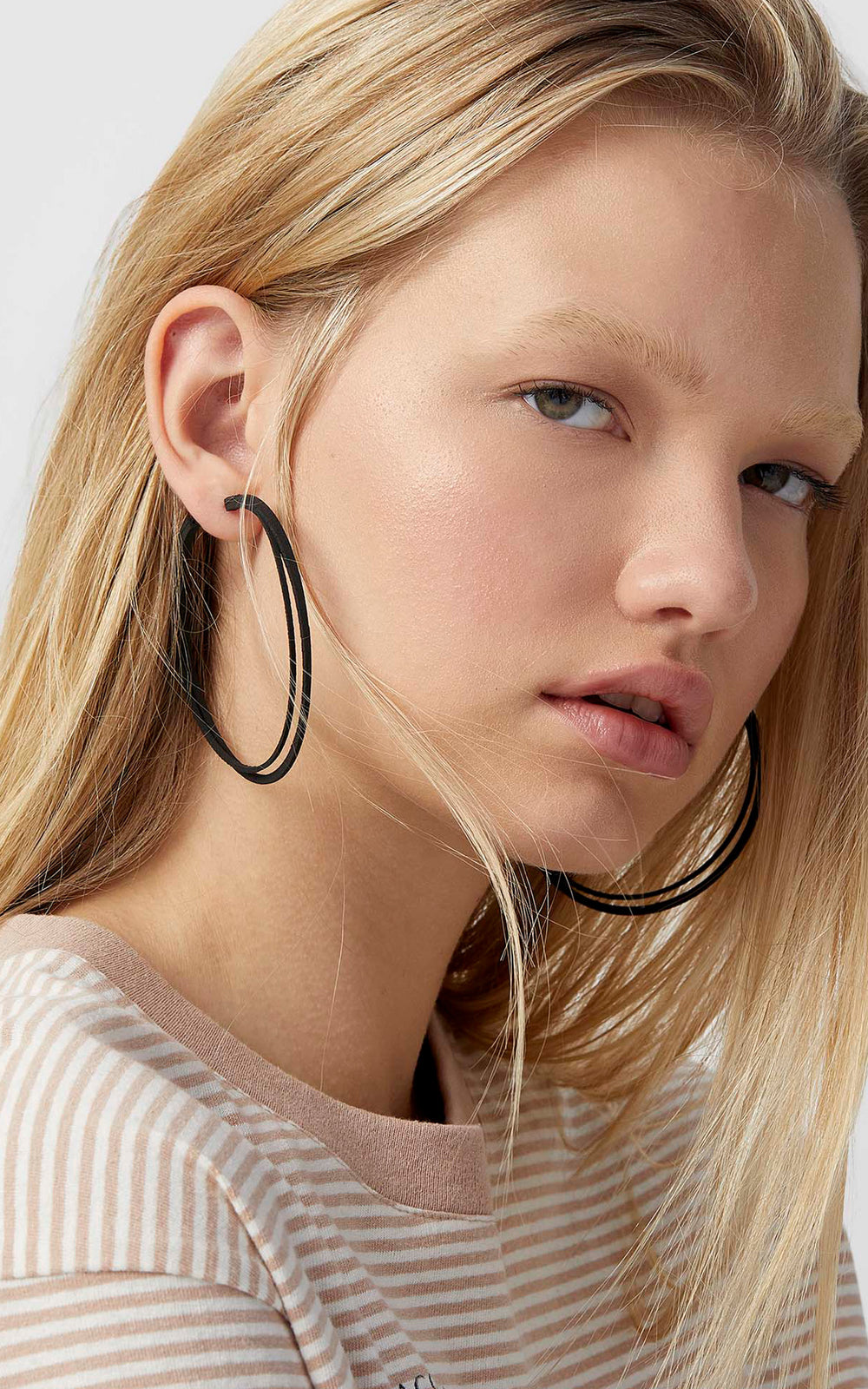 Boucles d'oreilles SCOOP 7 cm noires en nylon recyclé, grands anneaux ultralégers fabriqués au Québec par Vox & Oz.